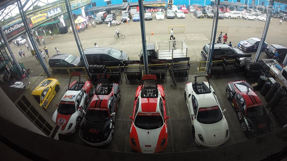 Peserta dengan mobil Ferrari F430 sedang dalam persiapan untuk perlombaan Indonesian Sentul Series of Motorsport 2014 di Sirkuit Sentul, Minggu (30/11/14). - INDOSPORT